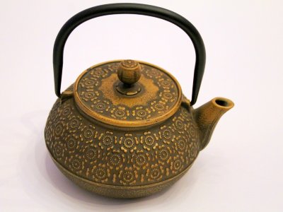 Чугунный заварочный чайник Традиционный чугунный чайник придаст особый шарм и стиль вашей чайной церемонии.